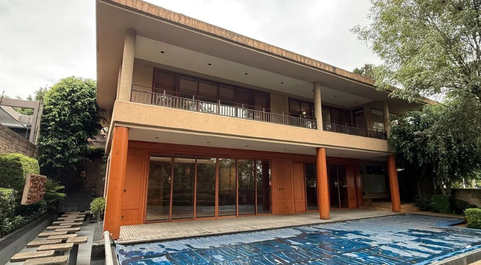 casa en venta en Bosques de las Lomas —  Casa en venta en una calle con un solo acceso y muy tranquila en Bosques de las Lomas. ($28,000,000) — foto 2 de 10