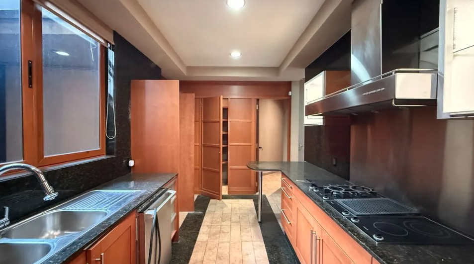 casa en venta en Bosques de las Lomas —  Casa en venta en una calle con un solo acceso y muy tranquila en Bosques de las Lomas. ($28,000,000) — foto 9 de 10